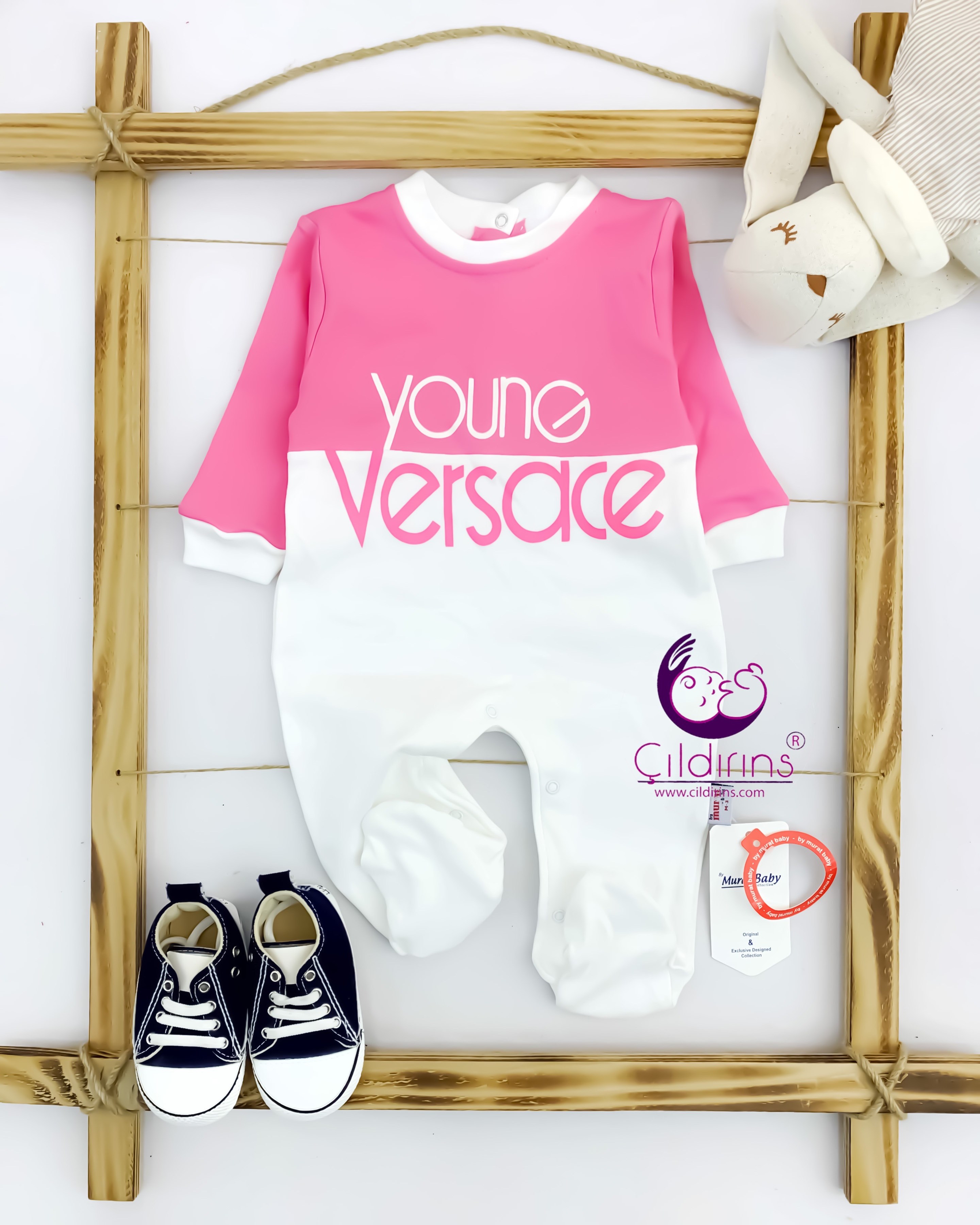 Miniapple Young Versace Baskılı Alttan Çıtçıtlı Bebek Tulumu - BEBE MAVİSİ