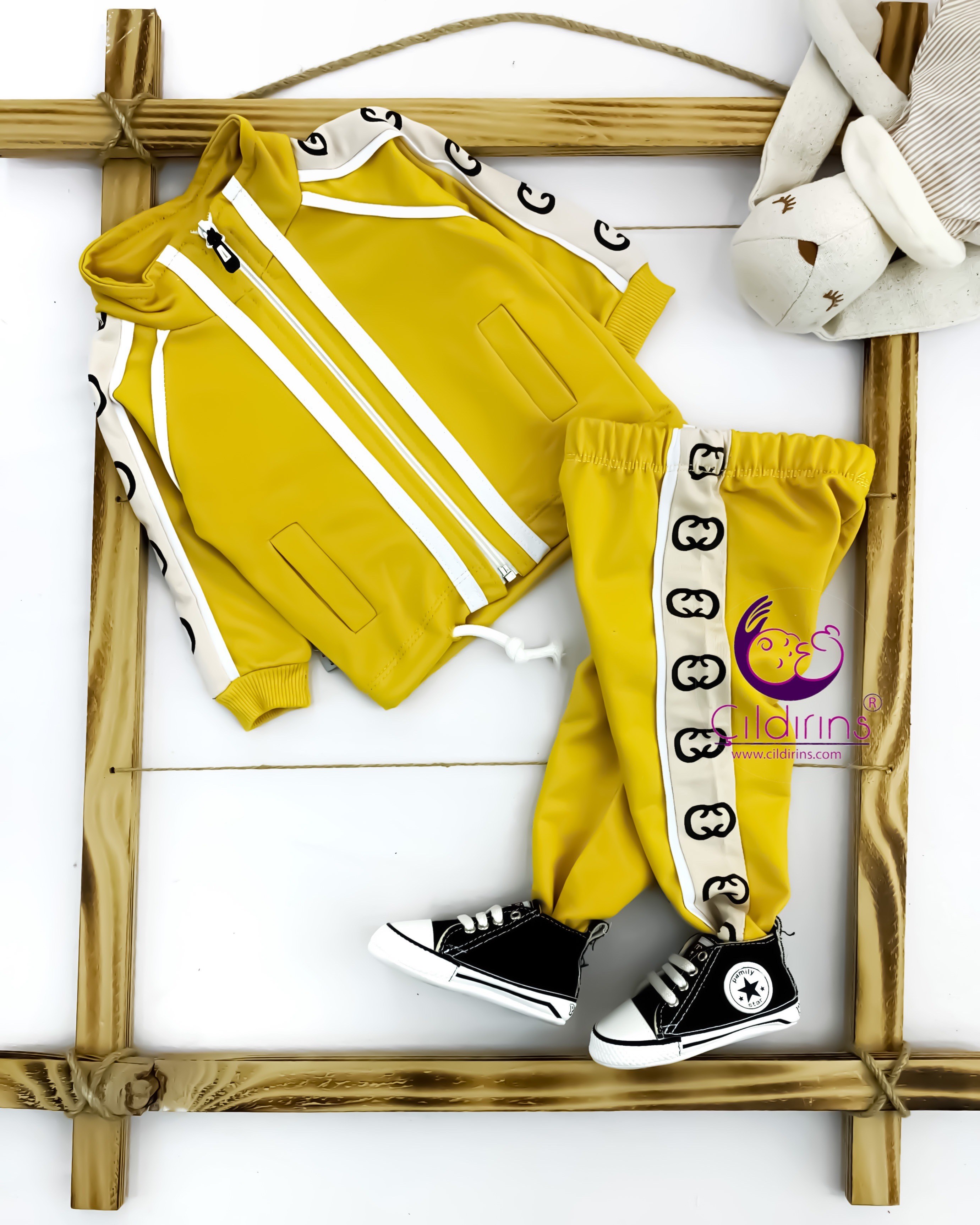 Miniapple Çift Şeritli Kolları ve Pantolonu Gucci Desenli 2’li Bebek Takımı - KIRMIZI