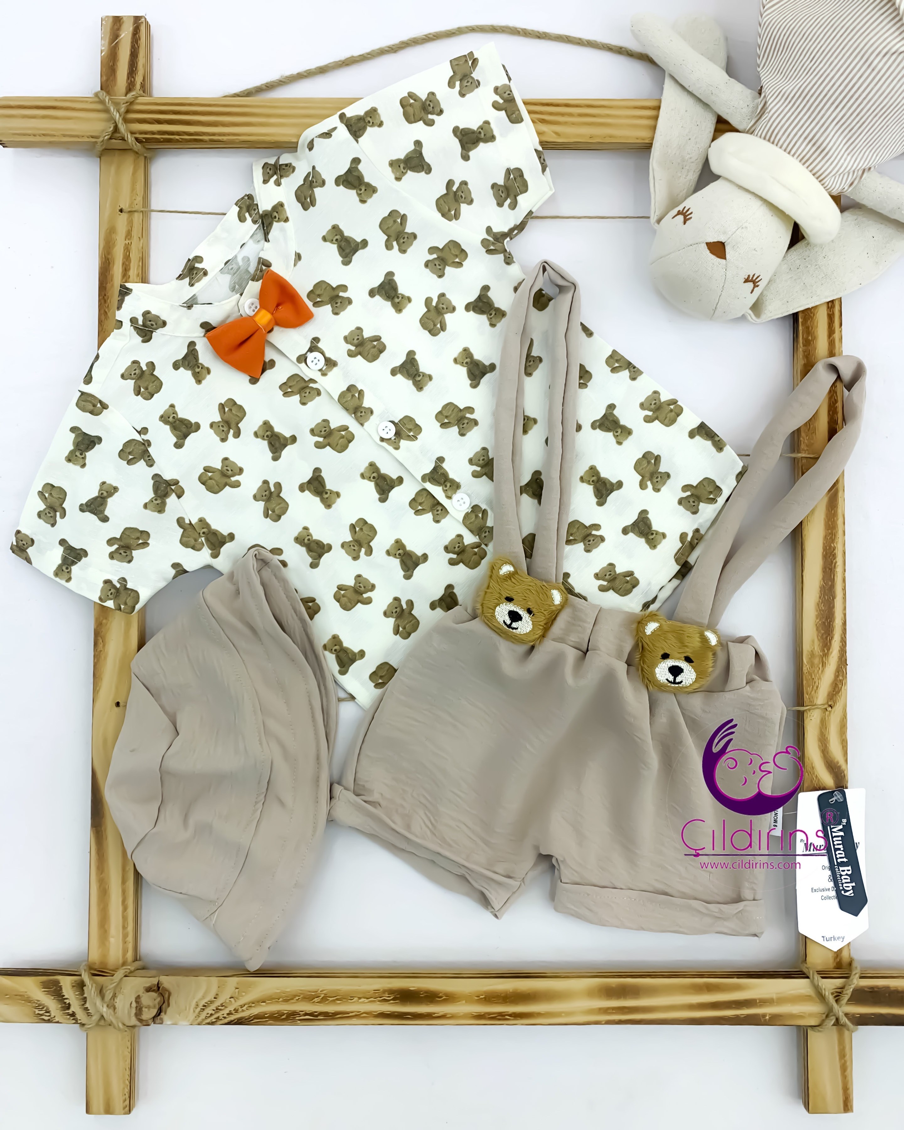 Miniapple Yazlık Gömlekli Papyonlu Teddy Ayıcık Baskılı Şapkalı Askılı 3’lü Bebek Takımı - KAHVERENGİ