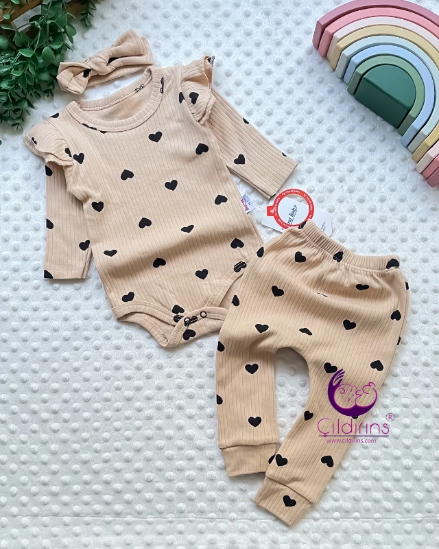 Miniapple Siyah Kalp Desenli Kolları Fırfırlı Bandanalı 3’lü Bebek Takımı - KREM