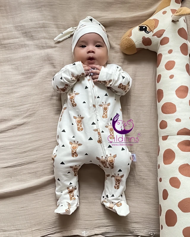 Miniapple Zürafa Baskılı Şapkalı Fermuarlı Bebek Tulumu - KREM