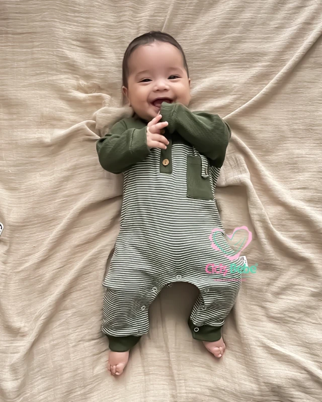Miniapple Cebi Düğmeli Yatay Çizgili Ahşap Düğmeli Bebek Tulumu
