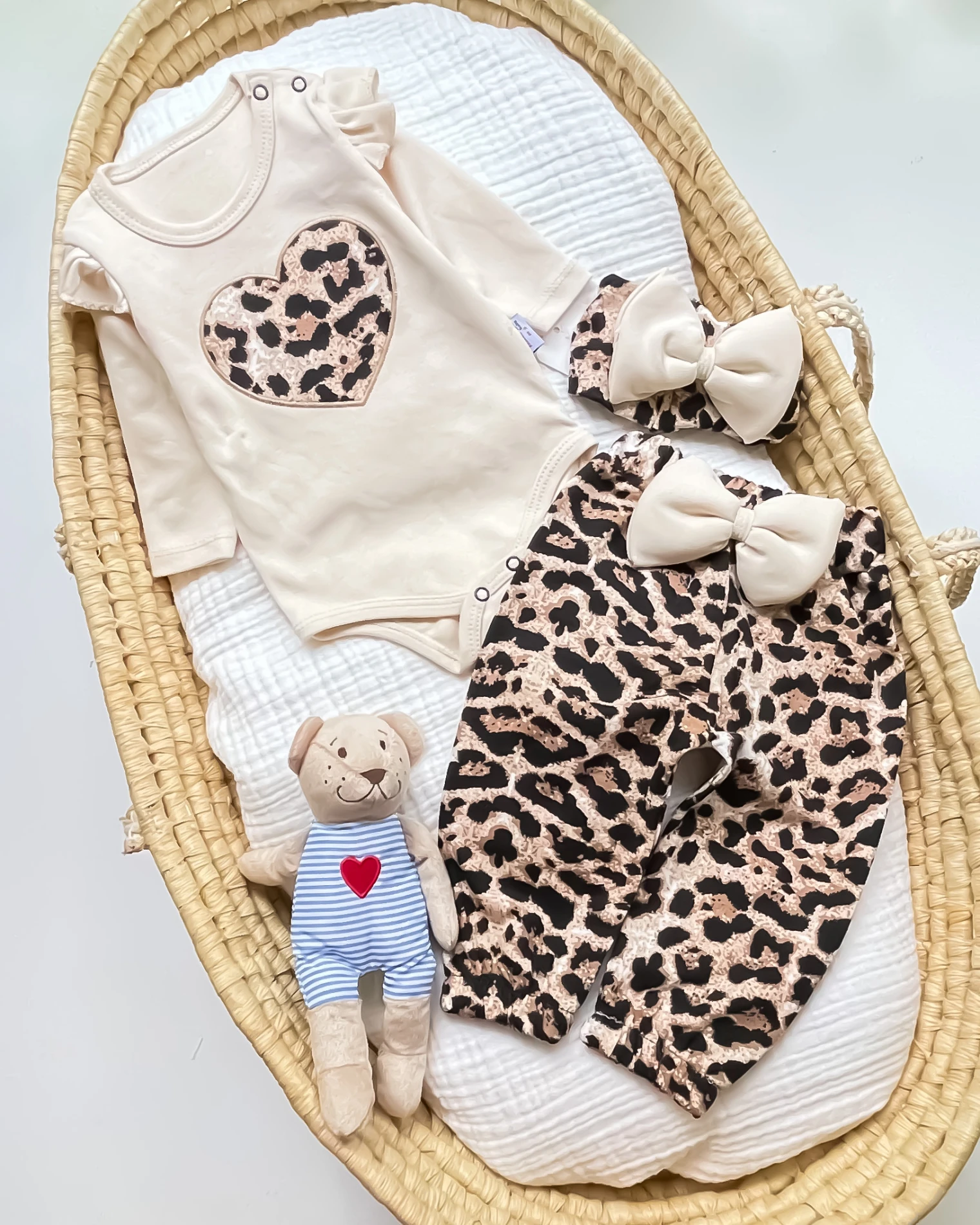 Kalp Nakışlı Leopar Kolları Fırfırlı 2’li Bebek Takımı