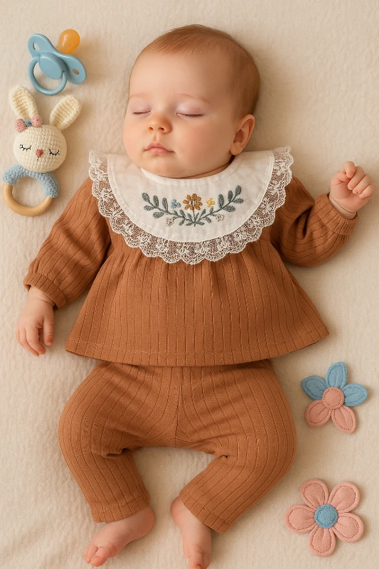 Önlük Yakası Çiçek Nakışlı Raporlu Kumaş 2’li Bebek Takım